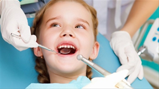 Nguyên nhân trẻ em bị sâu răng do ăn quá nhiều thực phẩm có đường
