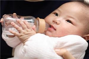 Có nên cho trẻ sơ sinh uống nước? Câu trả lời khiến nhiều mẹ phải bất ngờ.