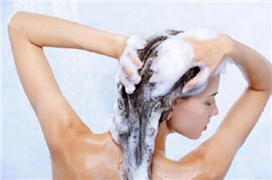 Bạn có đang phá hoại mái tóc bằng thói quen hàng ngày của mình không?