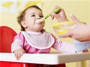 Khi trẻ nhỏ mắc tiêu chảy không nhất thiết phải kiêng sữa