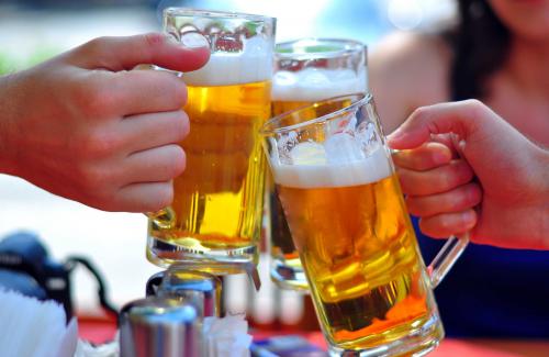 Uống bia giải khát mùa hè, coi chừng bệnh tật ghé thăm nhé bạn