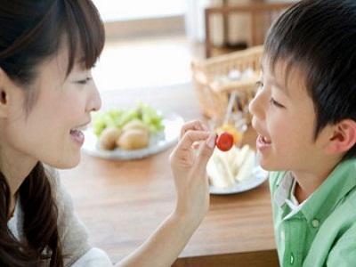 Những thói quen khiến bé biếng ăn các mẹ nên tránh