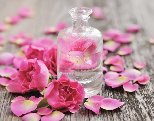 8 công dụng tuyệt vời của nước hoa hồng với làn da