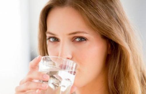 Dù khát đến mấy cũng nên tránh uống nước vào 9 thời điểm này