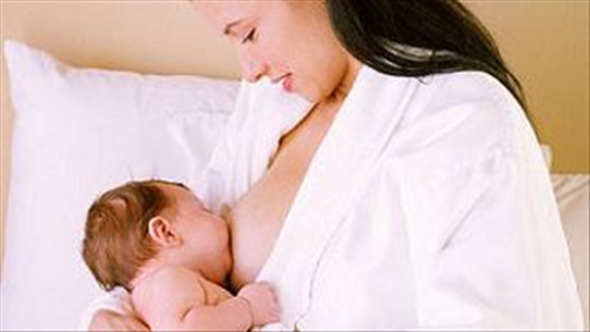 Sữa mẹ giúp phòng chống thiếu vi chất dinh dưỡng ở trẻ