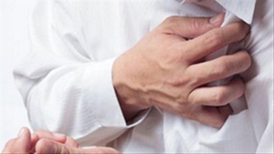 Triệu chứng đau tức ngực là dấu hiệu đáng lo của bệnh tim mạch