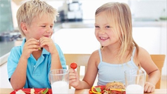 7 bí quyết dinh dưỡng cha mẹ cần biết để trẻ nhỏ luôn khỏe mạnh