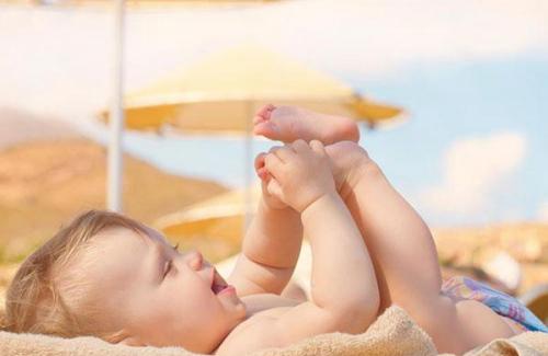 Sự thật giật mình hại nhiều hơn lợi trong việc tắm nắng cho trẻ sơ sinh: