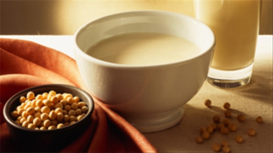 Bị gout có thể là do tác dụng phụ khi uống nhiều sữa đậu nành