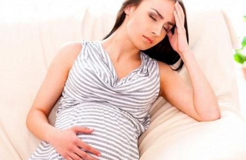 Nôn và buồn nôn là những tác dụng phụ phổ biến khi mang bầu