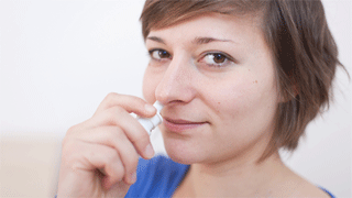 Có nên dùng nước muối sinh lý rửa mũi hàng ngày không?