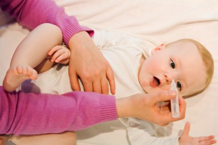 Sai lầm khi dùng nước muối sinh lý rửa mũi cho con hàng ngày