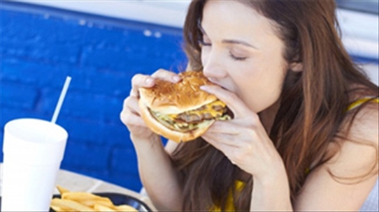 8 hậu quả liên quan tới sức khỏe nếu bạn lạm dụng đồ ăn nhanh