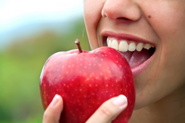 5 'bài thuốc' làm trắng răng hiệu quả từ thực phẩm