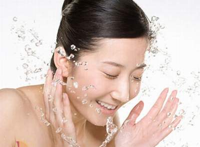 Bí quyết rửa mặt giúp làn da mịn màng trong ngày hè