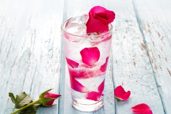 Uống nước hoa hồng ngăn ngừa nếp nhăn, cho làn da căng mọng