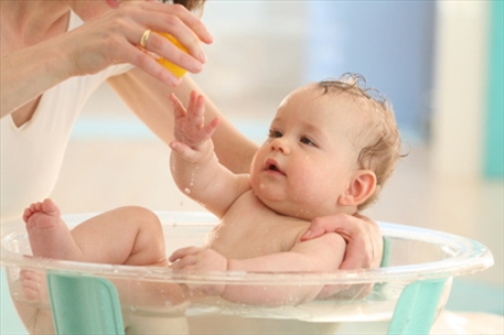 Nên tắm cho bé bằng nước trà xanh, các bà mẹ nên chú ý những điều này nhé