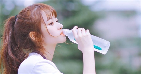 Đi nắng về uống nước lạnh ngay: thói quen ai cũng mắc lại cực hại cho sức khỏe