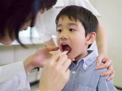 Viêm họng cấp ở trẻ có nguy hiểm hay không và phải làm gì cho trẻ?