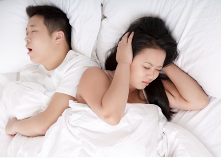 Cách giải quyết khi “quý ông” của bạn ngáy ngủ cả đêm