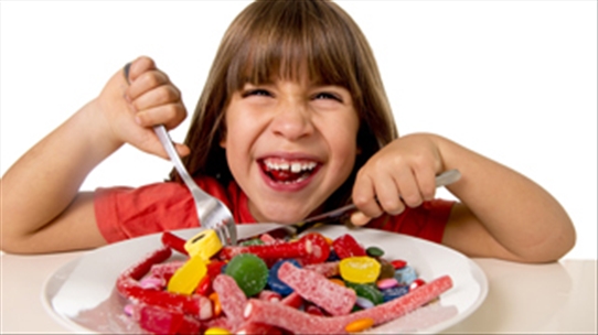 Nhầm lẫn tai hại khi trẻ em ăn nhiều bánh kẹo dịp Tết