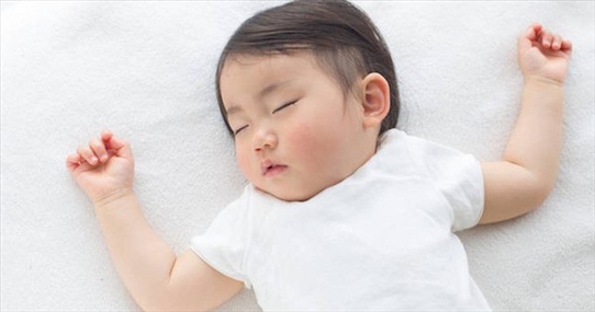 Lý do các chuyên gia Nhi khoa hàng đầu thế giới luôn khuyên cha mẹ nên đặt trẻ sơ sinh nằm ngửa khi ngủ