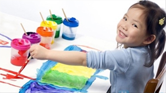 Để trẻ em khám phá thế giới qua màu vẽ đơn giản đến không ngờ