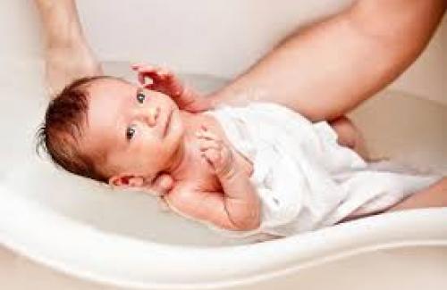 Lưu ý các mẹ nhất định phải nhớ khi tắm cho trẻ sơ sinh