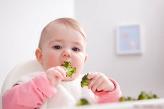 Các mẹ có biết ăn dặm quá sớm làm trẻ dễ mắc bệnh tiêu hóa