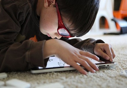 Thói quen cho trẻ chơi smartphone tăng nguy cơ tổn hại sức khỏe