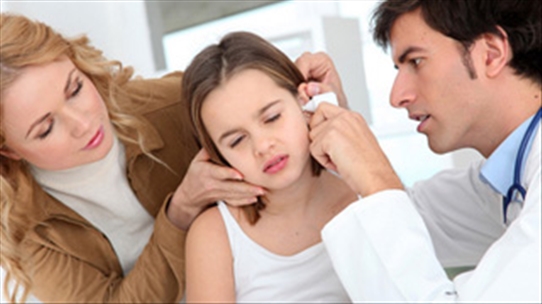 Cha mẹ nên xử trí như thế nào khi trẻ nhỏ bị nút ráy tai?