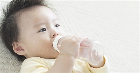 4 lầm tưởng tai hại nhiều mẹ mắc phải khi cho con uống nước