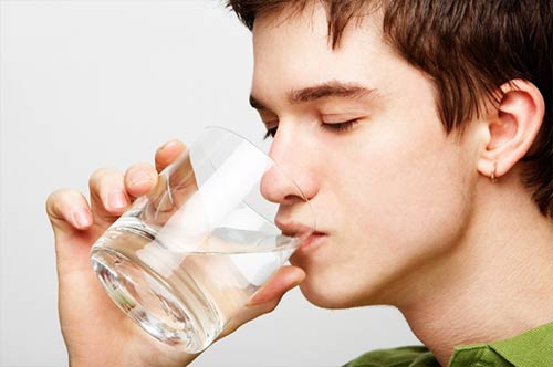 Thói quen uống nước gây hại cho sức khỏe bạn cần loại bỏ ngay