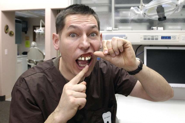 Những thói quen sai lầm gây hại cho răng mà không hề biết