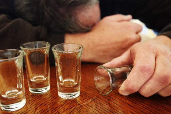 Giải mã rượu và mối nguy cho sức khỏe của người cao tuổi