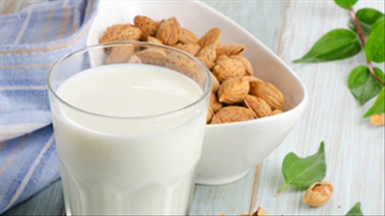 Cảnh báo: Trẻ mắc bệnh nguy hiểm vì uống sữa hạnh nhân quá nhiều