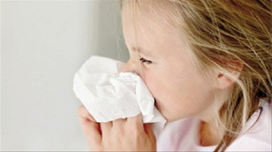 Cẩm nang dành cho cha mẹ xử trí viêm mũi ở trẻ nhỏ khi trời lạnh