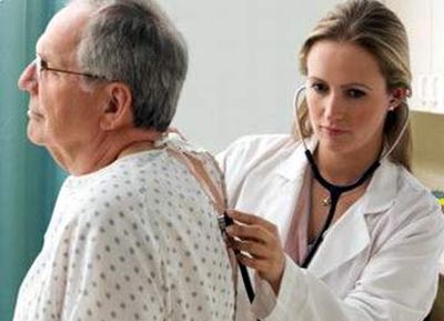 Viêm phổi ở người cao tuổi, những biến chứng không nên xem nhẹ