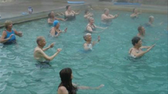 Thể dục trong nước ấm để điều trị cao huyết áp - Các bạn hãy áp dụng phương pháp này giúp điều trị tốt hơn
