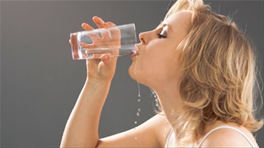 Vạch mặt 7 nguyên nhân khiến bạn khát nước 'phát điên'