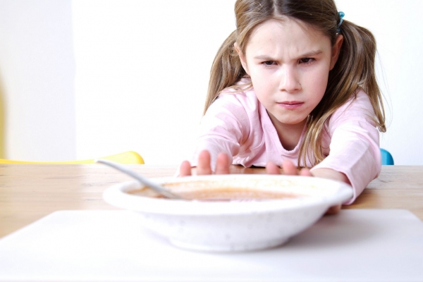 Vì sao trẻ em bị táo bón thường biếng ăn, kém hấp thu?