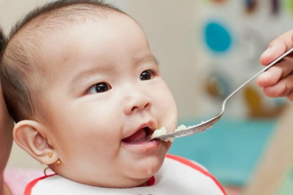 Dinh dưỡng cho trẻ sau cai sữa thế nào? Các mẹ chú ý thêm nhé!