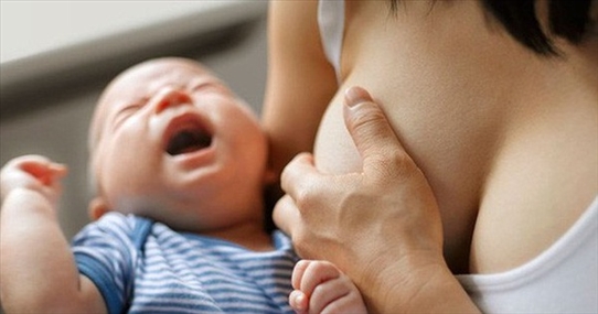 Những lý do khiến bé bỏ bú mẹ và cách giúp bé bú mẹ trở lại