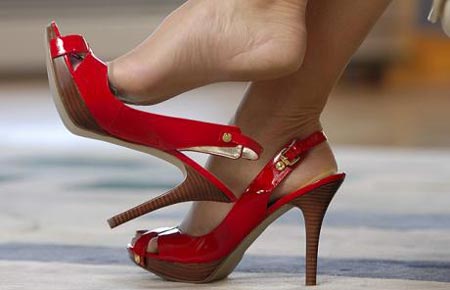 Những dấu hiệu để nhận biết các bệnh khi đi giày cao gót