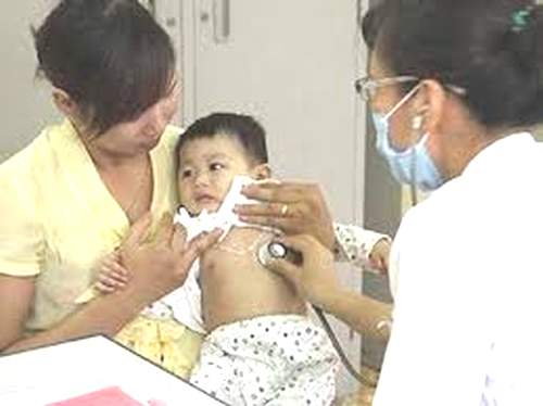Bố mẹ nhận biết trẻ em mắc bệnh viêm phổi qua những dấu hiệu nào?