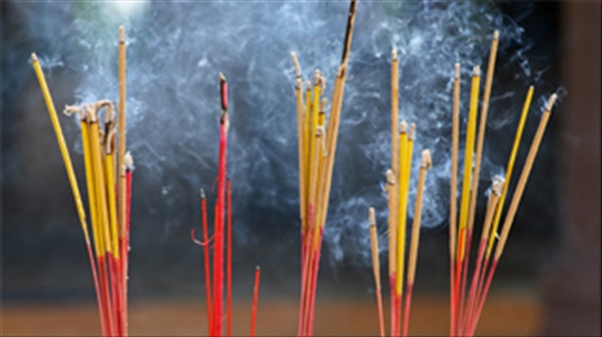 Cảnh báo sức khỏe: Đốt hương nhang có thể làm tăng nguy cơ ung thư phổi