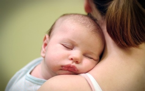 Đây là lý do vì sao đứa trẻ nào cũng thích ngủ trên vai mẹ