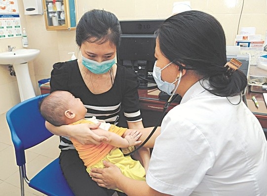 Trẻ phải được bú sữa mẹ hoàn toàn trong sáu tháng đầu đời để tránh bị viêm phổi