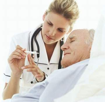 Mách bạn cách chăm sóc hiệu quả khi người cao tuổi bị sốt
