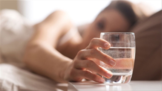 Uống nước trước khi ngủ: Lợi hay hại bạn có biết không?